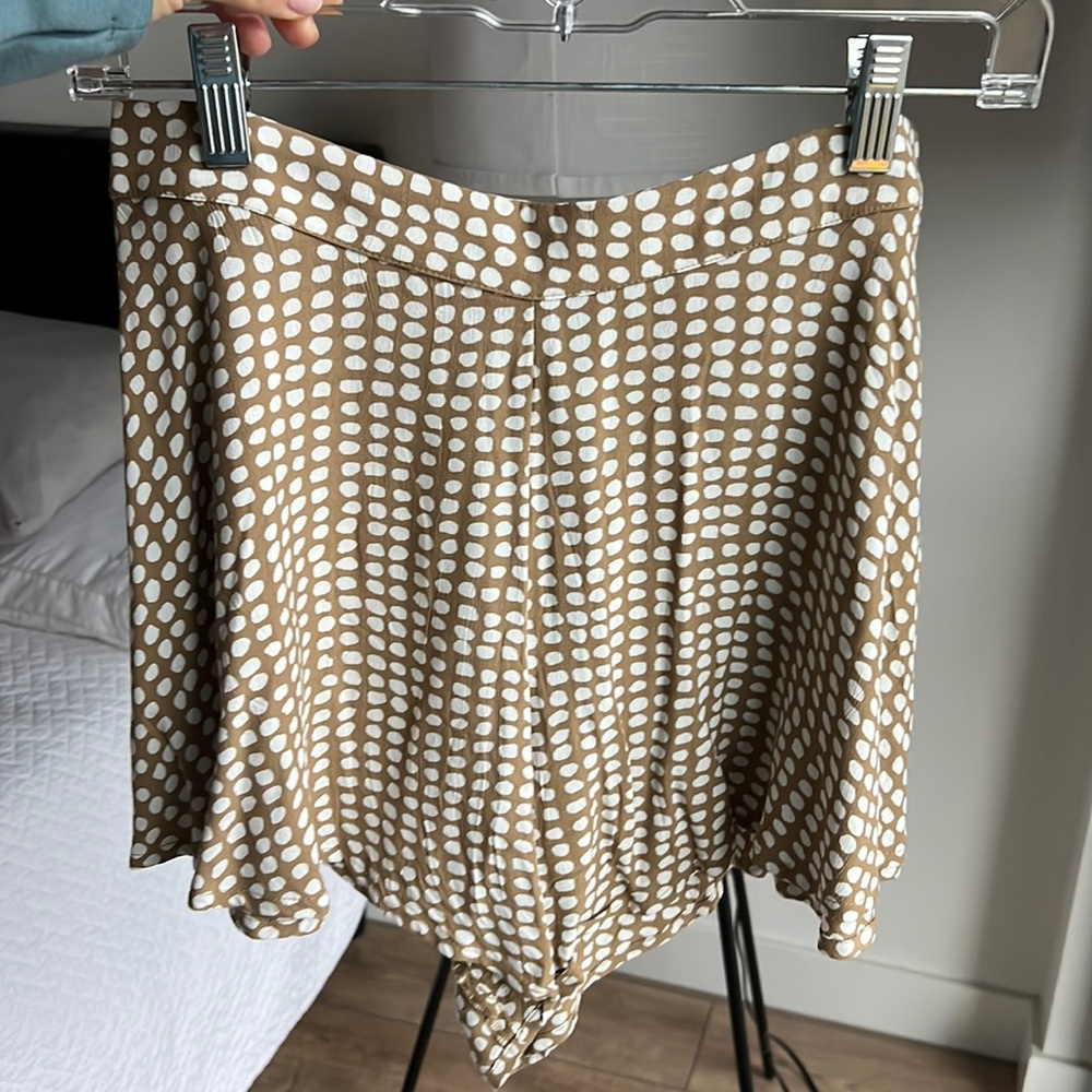 Flowy beige shorts with white dots, Small